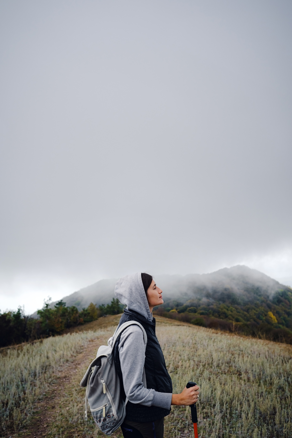 站在山边的亚洲女人，寒冷天气